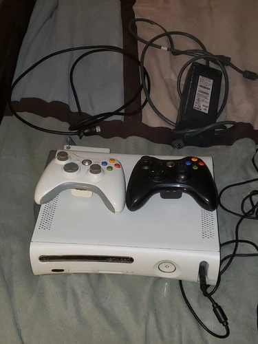 Microsoft Xbox 360 250 GB w/ 2 Controllers TESTED AND WORKING