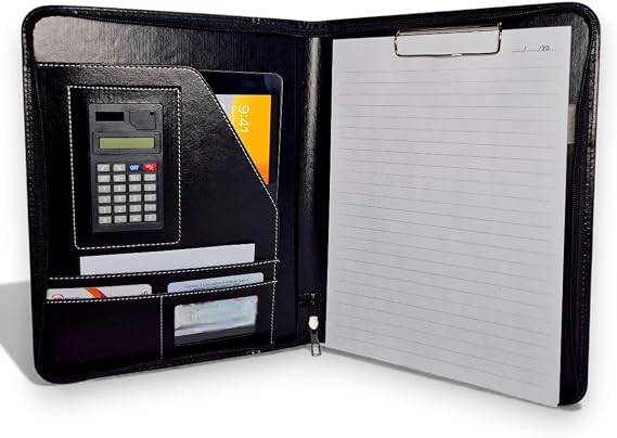 Coverzone Premium Suni Deri Sekreterlik – Mandallı Evrak Tutucu, Dahili Hesap Makinesi, Tablet Bölmeli Organizer ve Çok Gözlü Evrak Dosyası, Fermuarlı (32.5 × 25 cm), Siyah