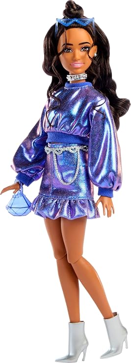 Barbie Stil İkonu bebek, Dalgalı kahverengi saçlarıyla metalik mavi bluz ile etek giyen ve gümüş mücevher, kristalli el çantası ve güneş gözlüğü gibi aksesuarlar takan, JFP42